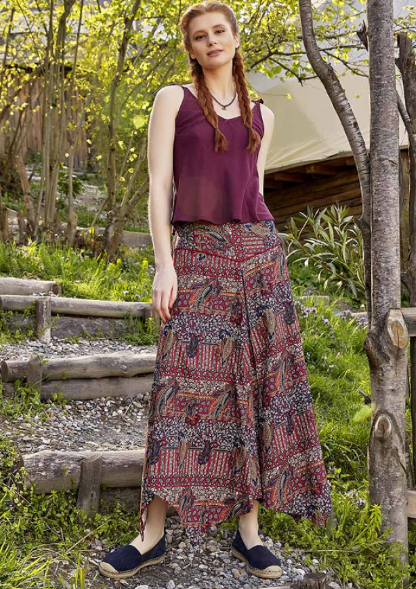 Rok midi dengan motif etnik